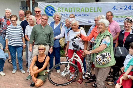 Bei schönstem Wetter gratulierte Bürgermeister Dietmar Heyde im Underberg-Freibad den Teilnehmenden des Stadtradelns herzlich zu den tollen Ergebnissen.