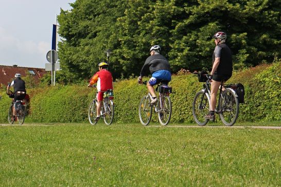 Eine Familie die Fahrrad fährt