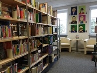 Ein Bücherregal mit Büchern