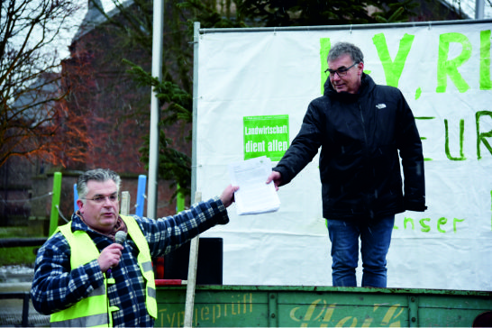 Bürgermeister Heyde wie im Formulare überreicht werden.