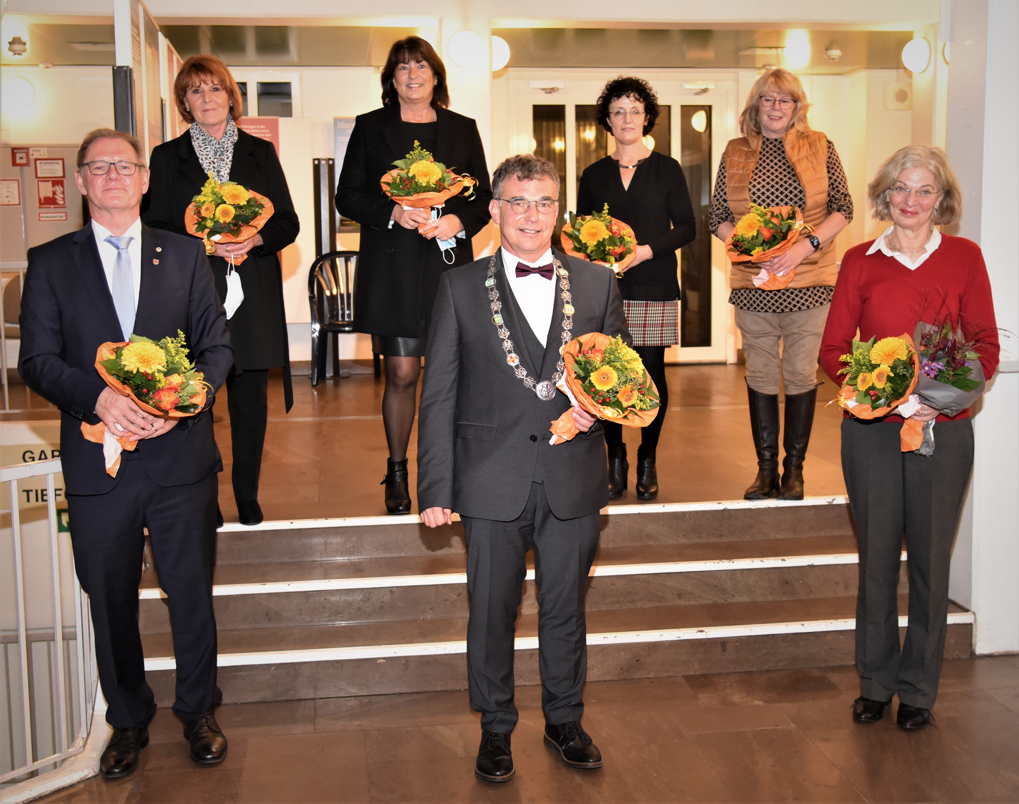 v. l. n. r.: Heinz Engelke (1. stellvertretender Bürgermeister), Karin Karl (Ortsvorsteherin Orsoy/Orsoyerberg), Martina Nürenberg (Ortsvorsteherin Budberg//Vierbaum/Eversael), Bürgermeister Dietmar Heyde, Petra Hoster (Ortsvorsteherin Borth/Wallach/Ossenberg), Franziska Bröcking (Ortsvorsteherin Rheinberg-Mitte/Millingen/Alpsray) und Karin Winkel (2. stellvertretende Bürgermeisterin)