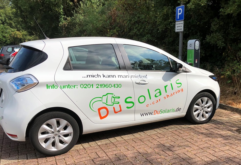 Ein Elektroauto vor einer Ladesäule.