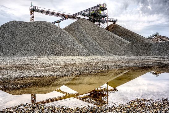 Mehrere Kiesberge mit Förderbändern darüber