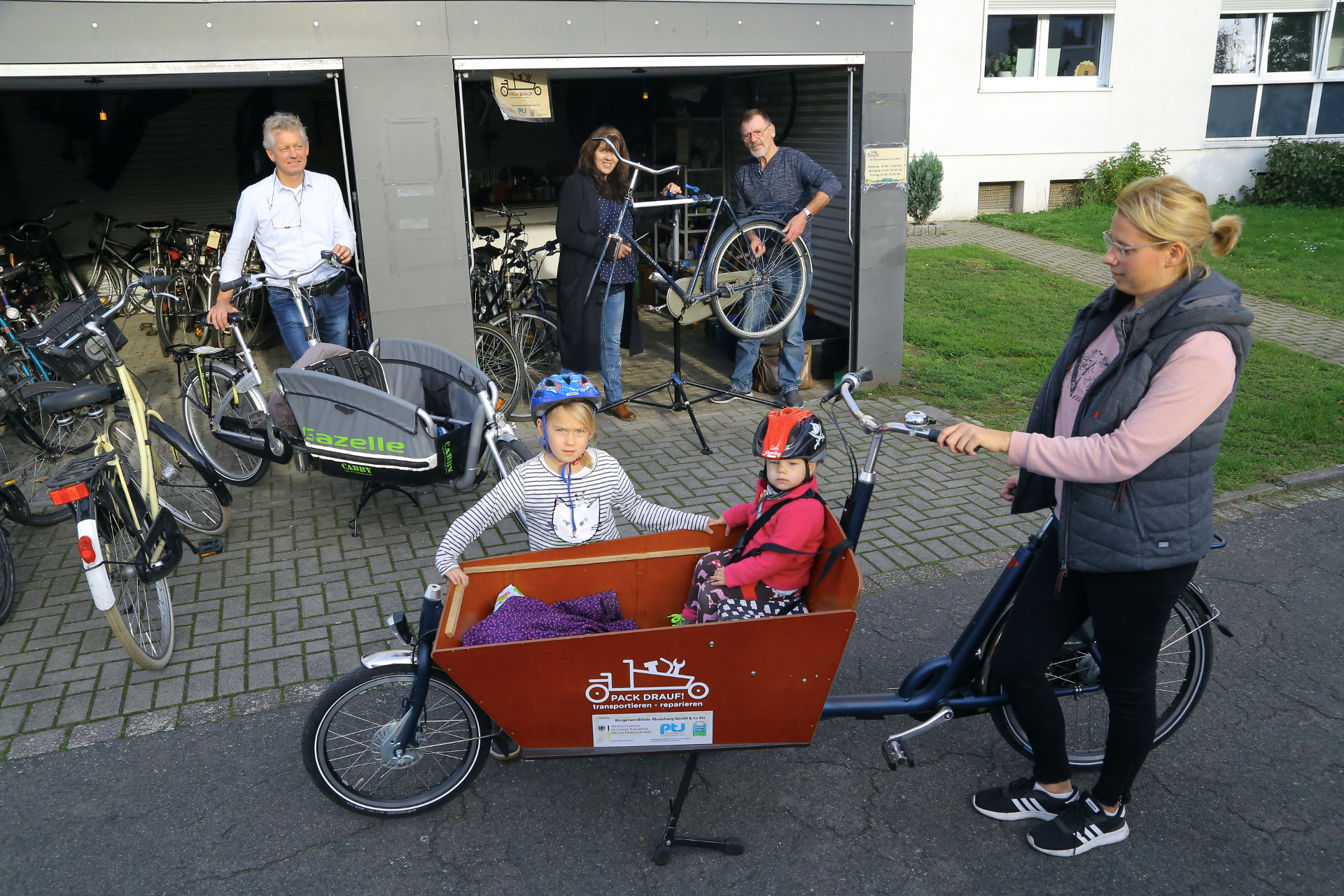 3 Erwachsene und 2 Kinder beim reparieren von Fahrrädern Quelle: Armin Fischer