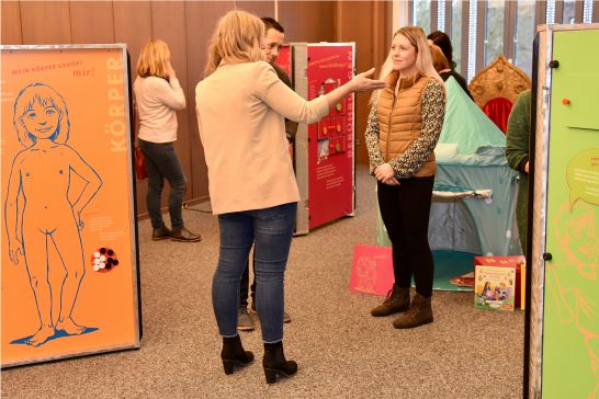 Während der zwei Ausstellungswochen fand auch zwischen denpädagogischen Fachkräften ein reger Austausch im Stadthaus statt.