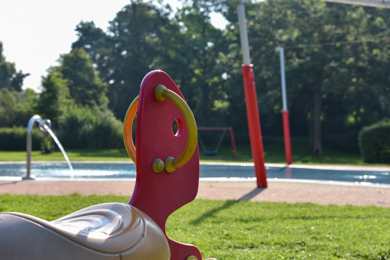 Ein Schwimmbecken im Freibad