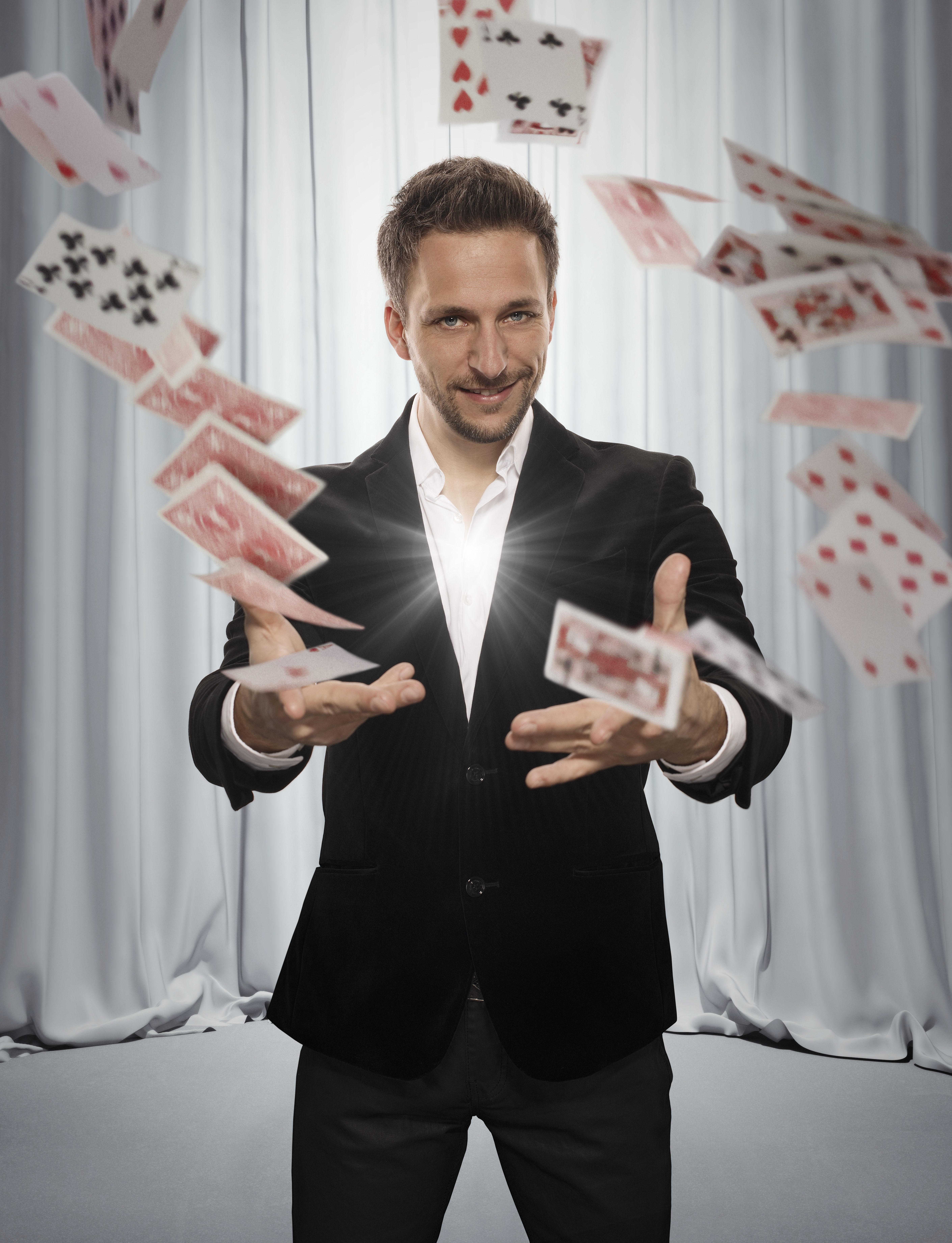 Pressemitteilung _Illusionen_Magische Stunts_und_Comedy_Peter Valance