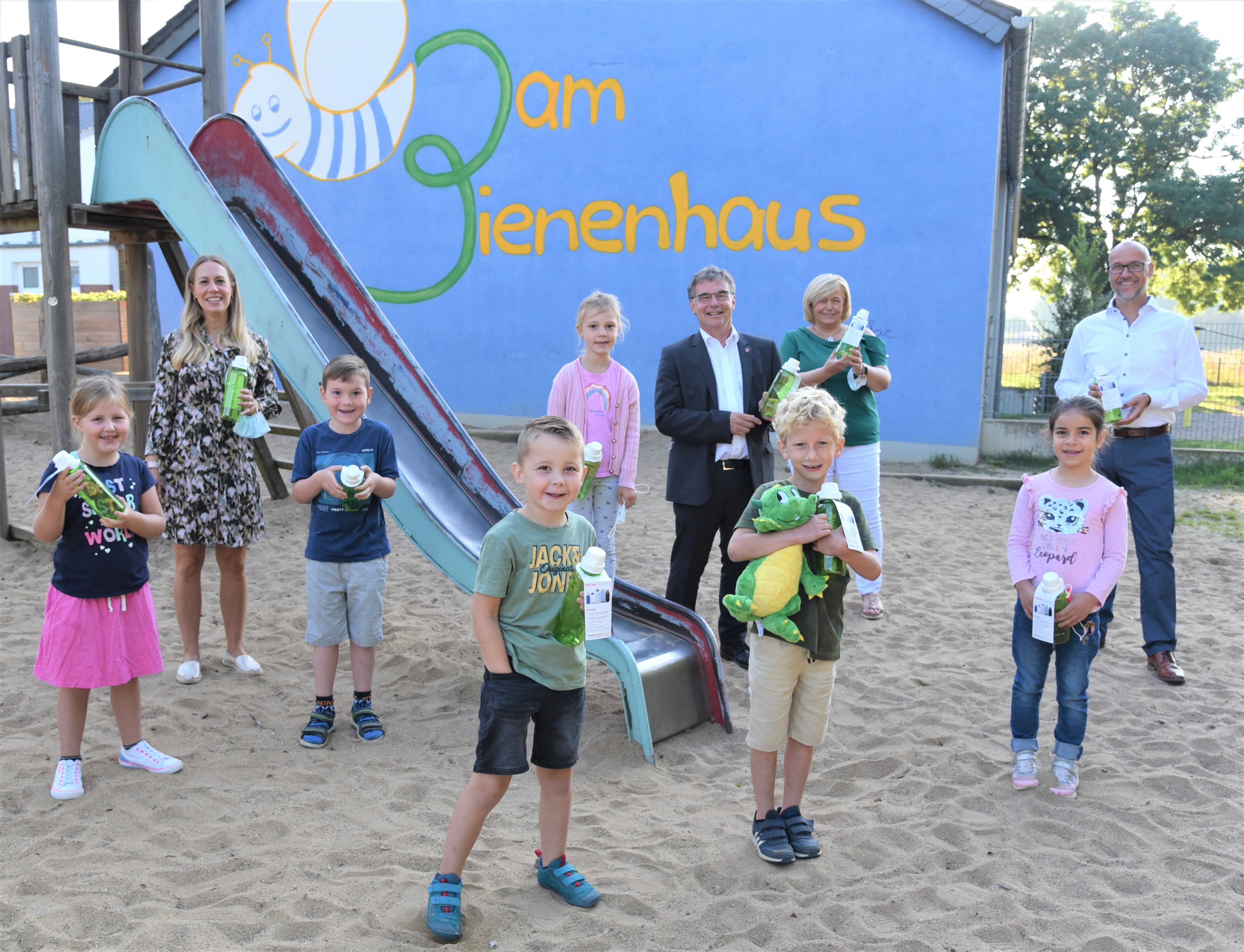 Die “Drachenklasse” 1a der Grundschule am Bienenhaus in Rheinberg freute sich über das Präsent der Firma westenergie. v.l.n.r.: Ina, Klassenlehrerin der Klasse 1a (Drachenklasse) Katharina Venkitasseril, Finn, Chris, Sofie, Bürgermeister Dietmar Heyde, Mika mit Klassenmaskottchen Drache Konstantin, Helga Karl (Leiterin Fachbereich Schule-Sport-Kultur), Ratajund Kommunalmanager Dirk Krämer.