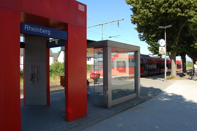 Ein einfahrender Zug am Rheinberger Bahnhof