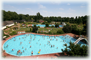 Eine Schrägluftbildaufnahme vom rheinberger Underberg-Freibad.