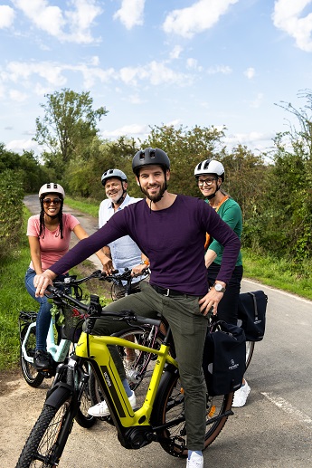 4 Menschen beim Fahrradfahren
