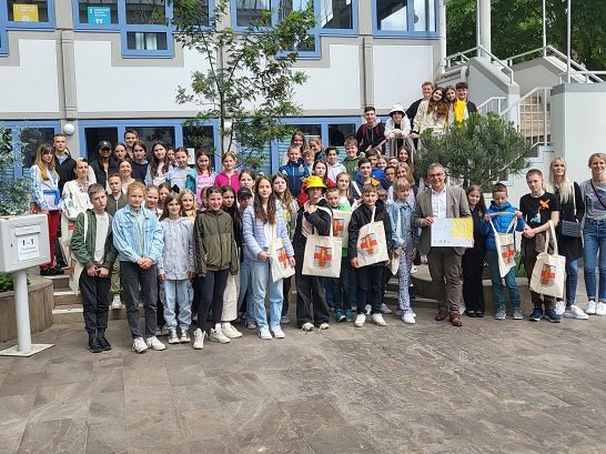 Ein Bild der ukrainischen Schüler vor dem Stadthaus