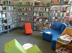 Bücherregale mit Büchern und Sitzmöglichkeiten